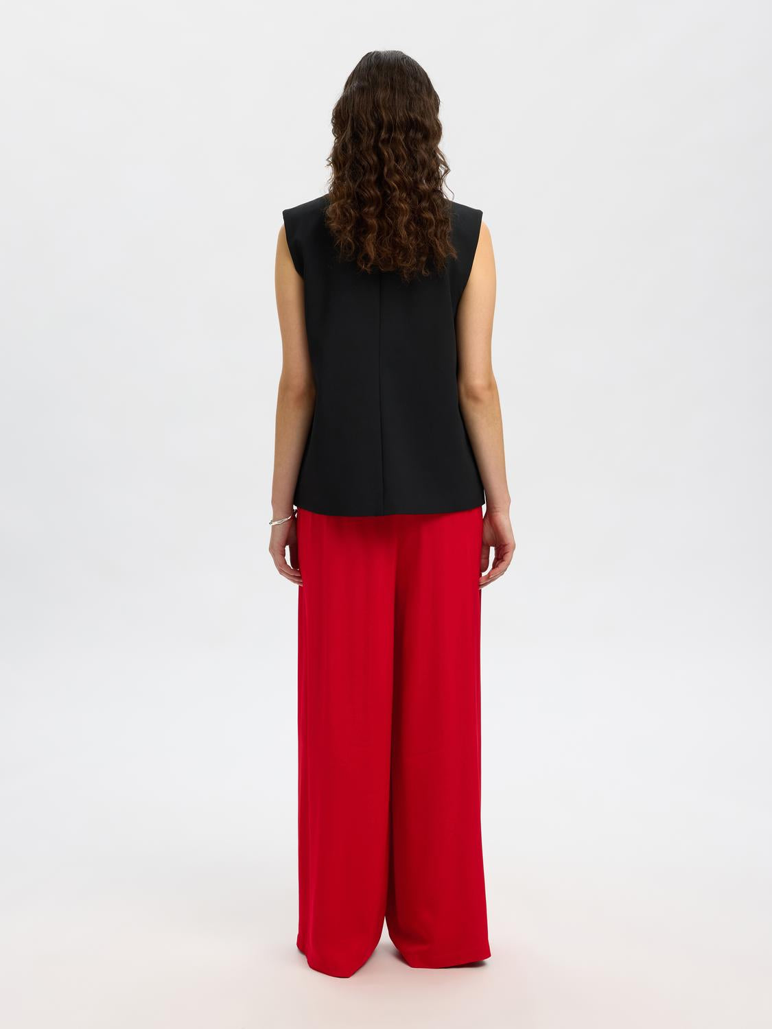 model_shot-back