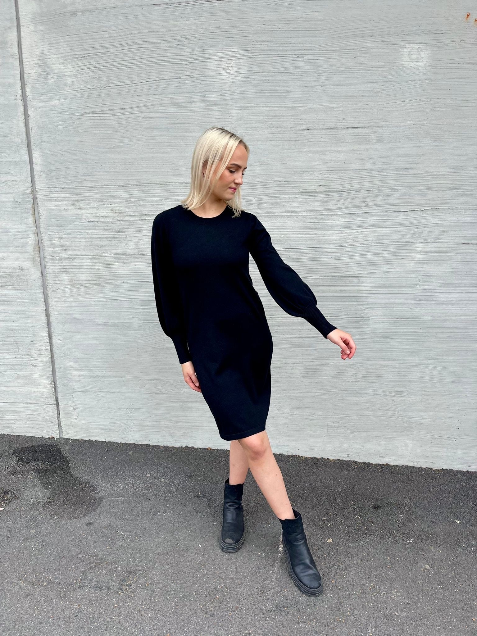 VIKERRY Midi Dress - Black Beauty