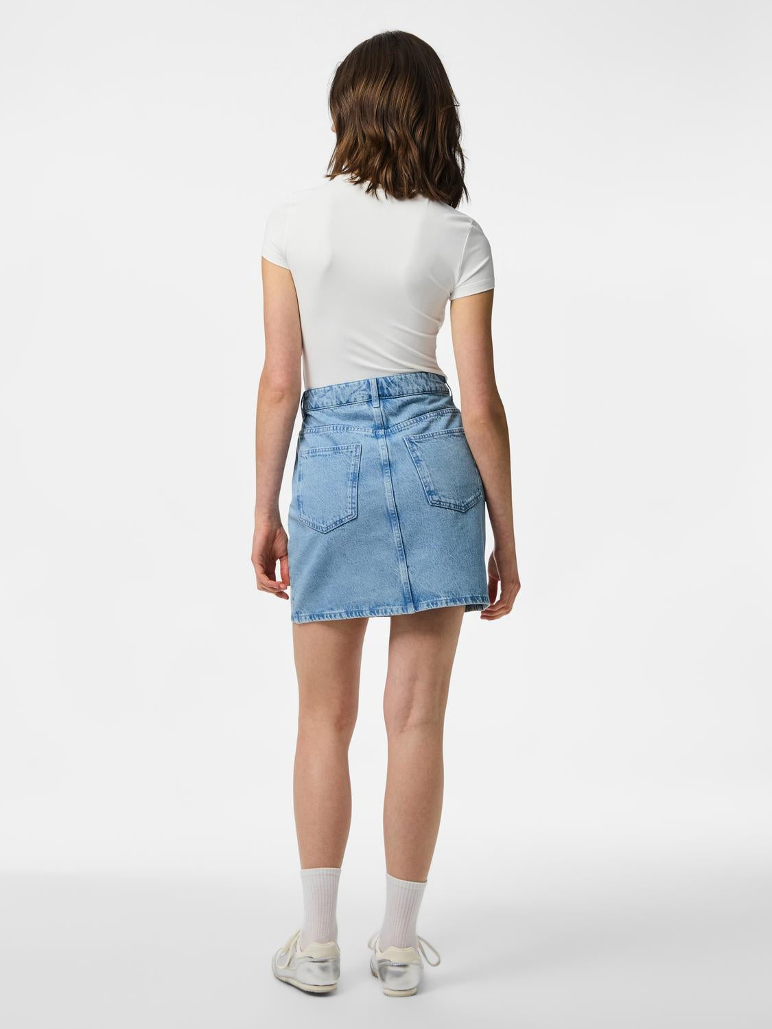 model_shot-back